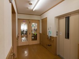 廊下に設置された手すり