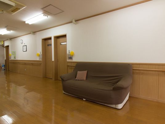 ゆったりとした共有スペースの一画に設置されている大きなソファ。周囲の壁には手すりも備えつけられている。