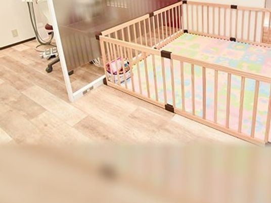 ベビーベッドのある居室  