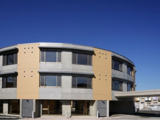 円形の建物外観