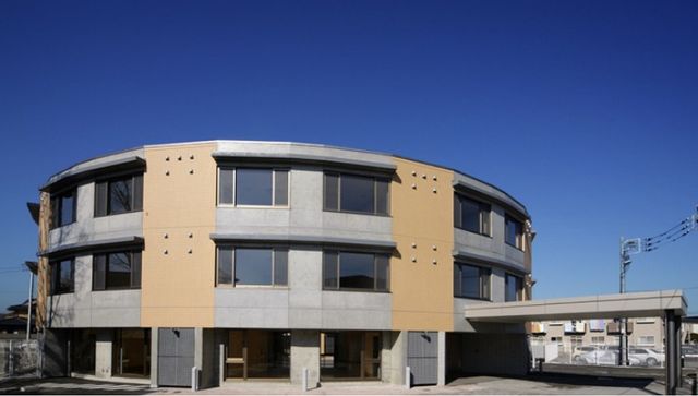 円形の建物外観