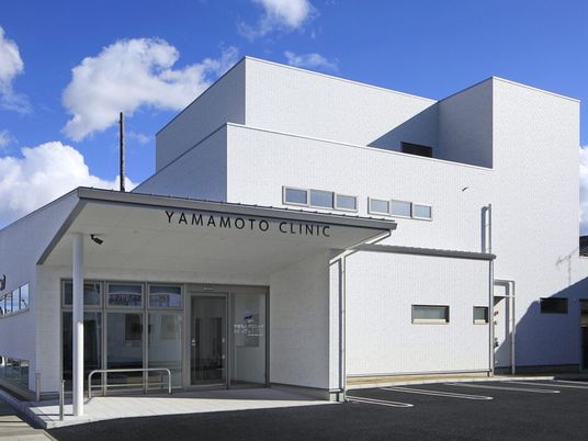 白い建物の外観  