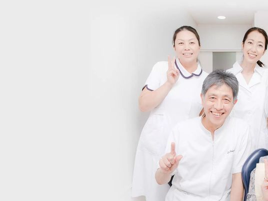 笑顔のスタッフと利用者の廊下  