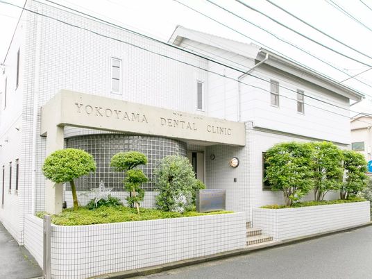 白い建物の外観  