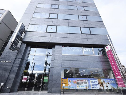 外観の建物入口  