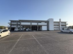 広い駐車場の外観