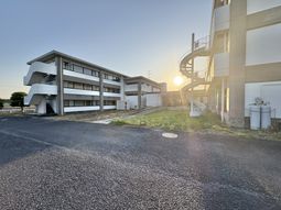 広い建物と歩道