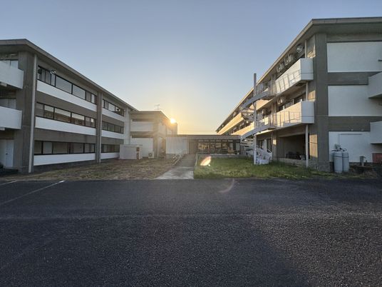 夕陽が差し込む外観