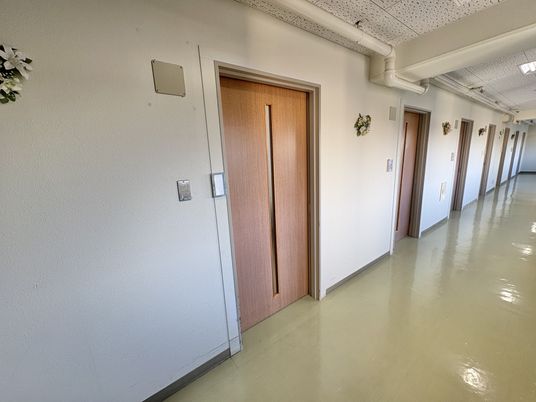 廊下とドアの並び