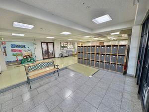 明るい廊下とロビー