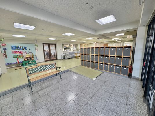 明るい廊下とロビー