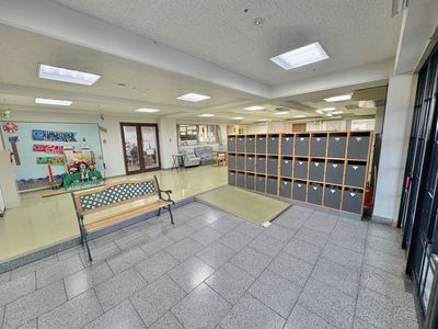 明るい廊下とロビー