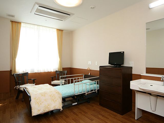 明るい個室の居室 居室 大きな窓から自然光が差し込む明るい個室です。快適なプライベート空間が広がっています。