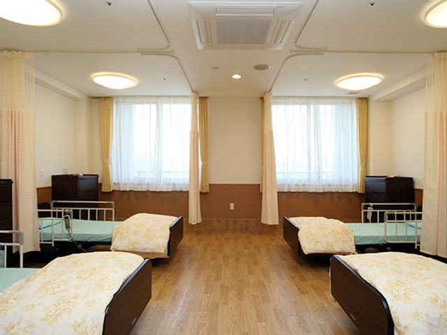 窓際の広々とした居室 居室 自然光が降り注ぐ広々とした居室です。快適に過ごせる空間が整っています。