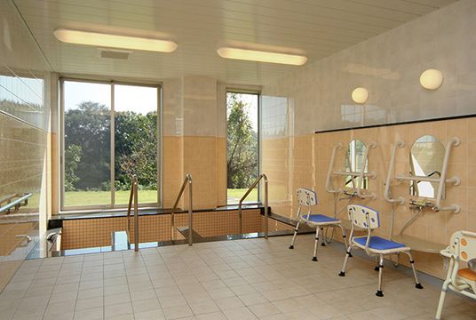 光が差し込む浴室