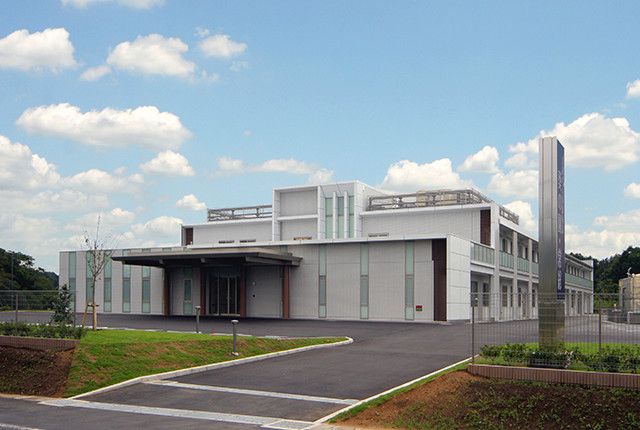 青空の背景に建物