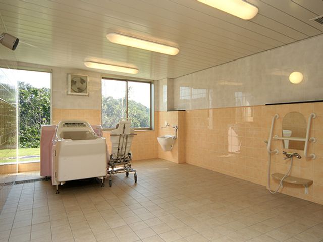 広々とした浴室 浴室 自然光が差し込む広々とした空間で、快適にご利用いただけます。安全設備も充実しています。