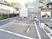 建物前の駐車場入口