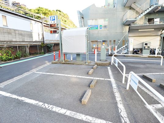 建物前の駐車場入口