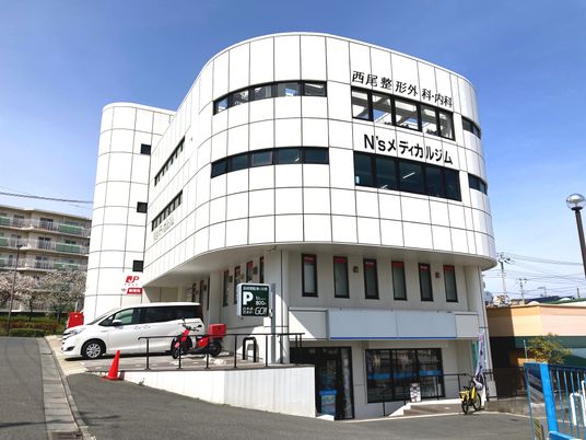 白い曲線外観  