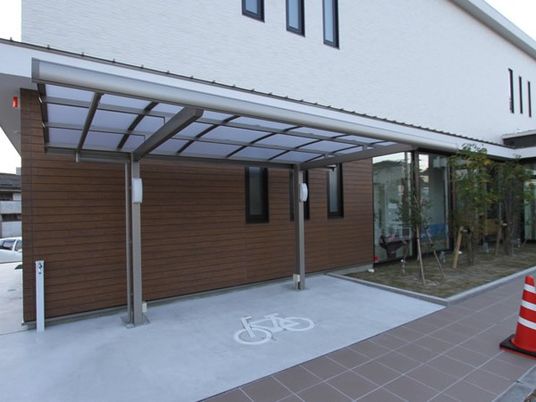 屋根付き駐輪場の外観  