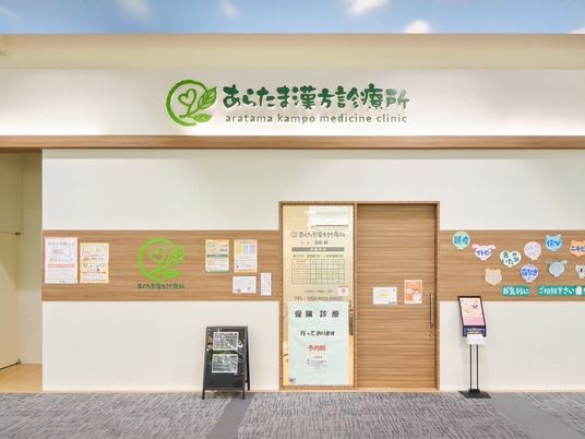明るい受付の出入口  