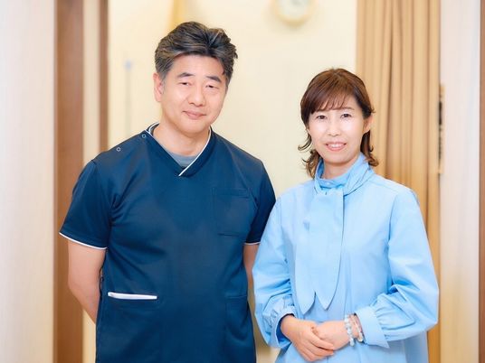 男女スタッフの廊下  