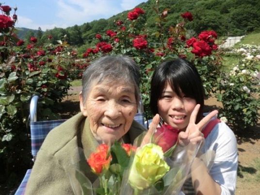 笑顔のお二人と花