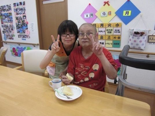 笑顔の二人と食卓