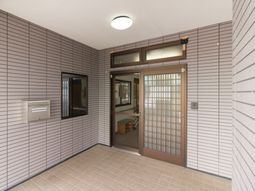 玄関エリアのクリアな写真