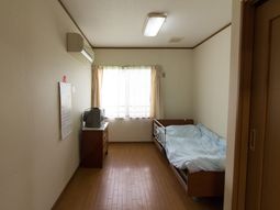 明るい居室の一角