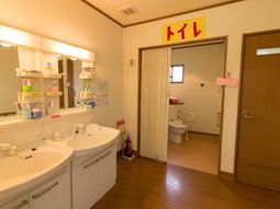 清潔な洗面所とトイレ