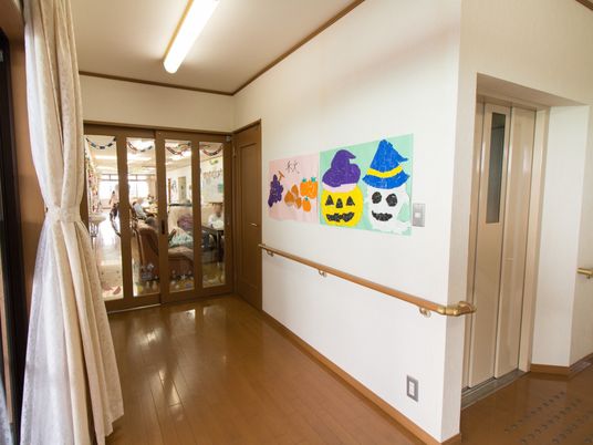 ハロウィン装飾の廊下