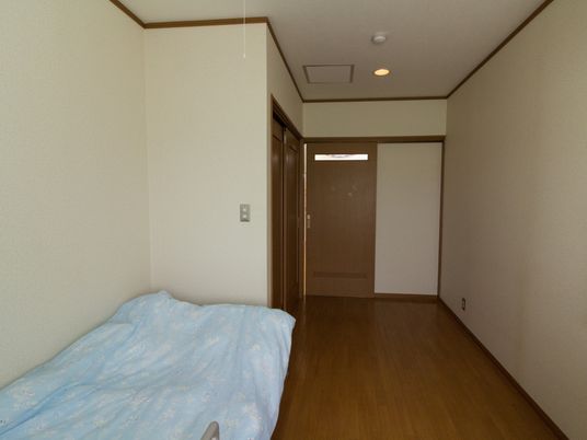 明るい居室の内装