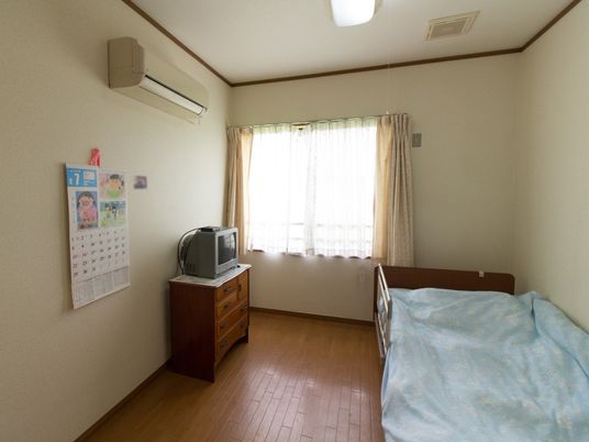 シンプルな居室の様子