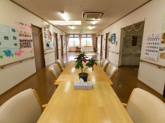 広々とした明るい食堂