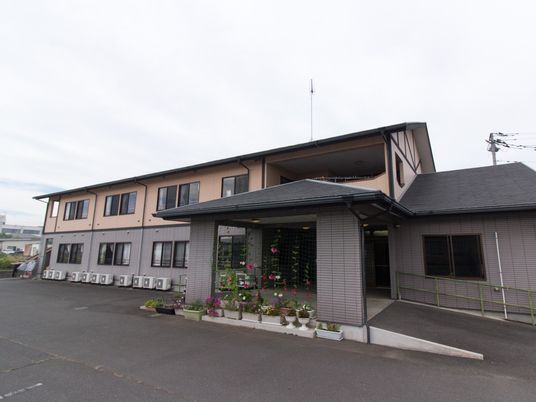 ゆったりとした外観の建物