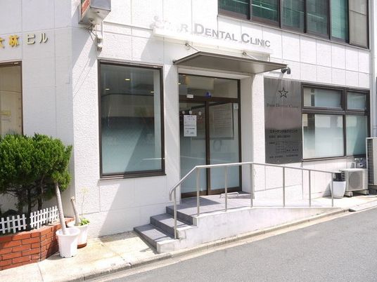 明るい建物の正面外観  
