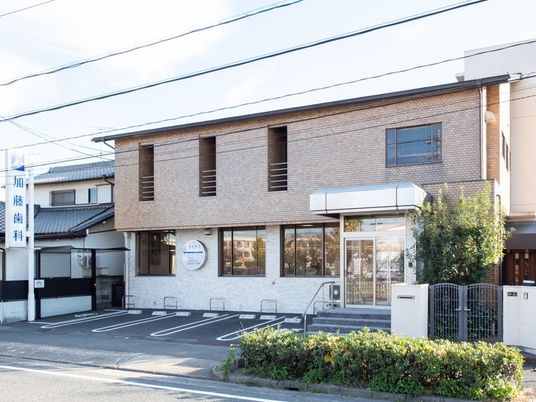 明るい外観の建物外観  