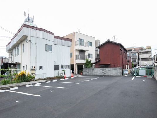 建物前の駐車場  
