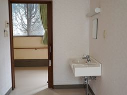 居室の洗面台と窓
