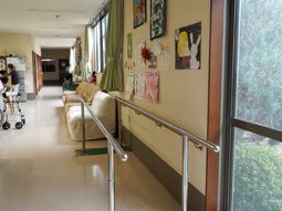廊下にソファと作品展示