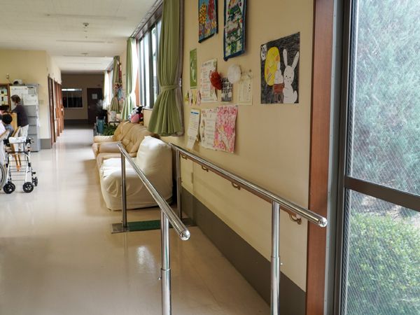 廊下にソファと作品展示