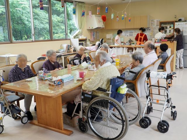 多世代が集う食堂 レクリエーション 利用者が集い交流できる食堂では、明るい窓から自然光が差し込み、和やかな雰囲気です。スタッフが丁寧に対応しており、安心した日々を送ることができそうです。