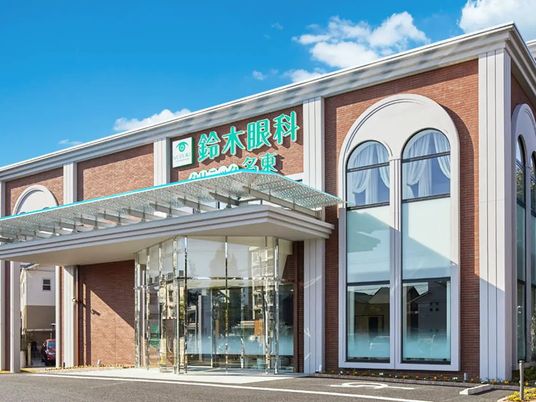 明るい建物外観  