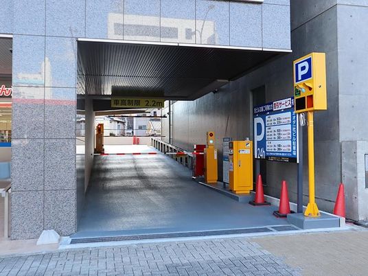 駐車場出入口  