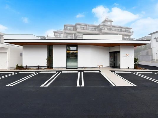 平屋風の施設外観  