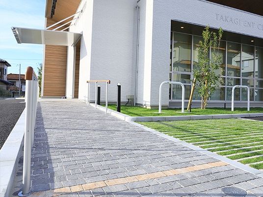 明るい外観の建物入口