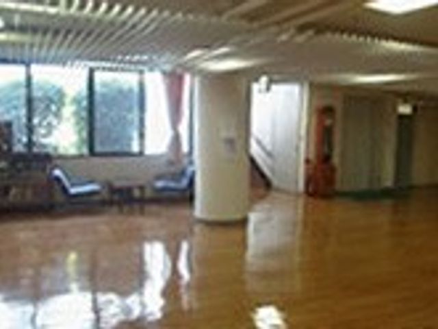 木製床と窓の廊下 廊下 広々とした廊下には、自然光が差し込み明るい雰囲気が漂っています。リラックスできる空間です。