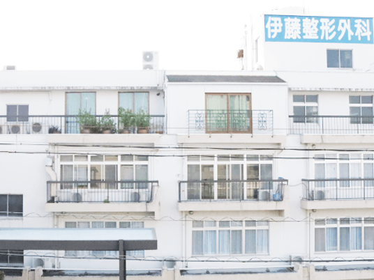 白い建物外観  